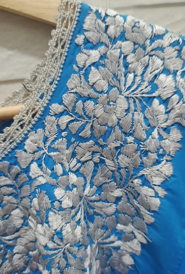 Blusa sencilla turquesa con plata