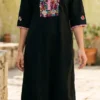 WhatsApp Image 2026-10-12 at 6.10.01 PM Vestido negro con bordado y tejido enfrente