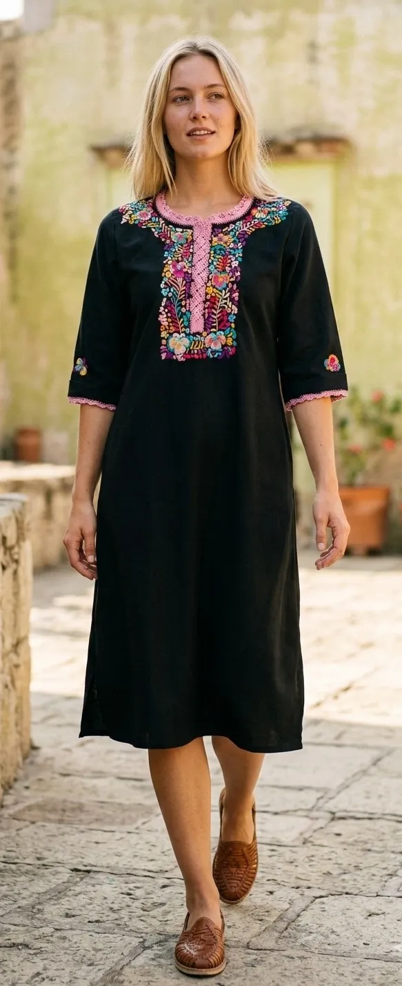 WhatsApp Image 2026-10-12 at 6.10.01 PM Vestido negro con bordado y tejido enfrente