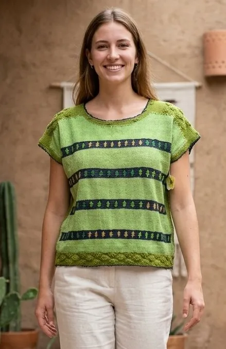Blusa de telar verde con deshilado