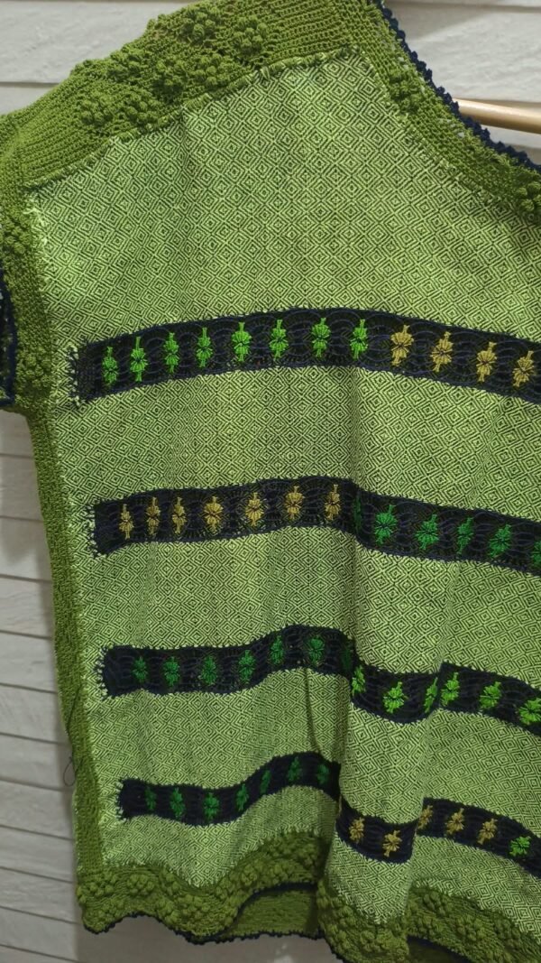 Blusa de telar verde con deshilado