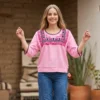 Blusa rosa deshilada muñecas enfrente