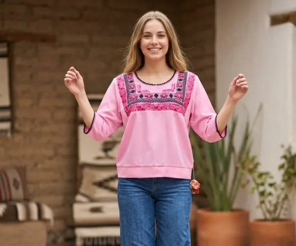 Blusa rosa deshilada muñecas enfrente