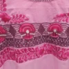 Blusa rosa deshilada muñecas enfrente