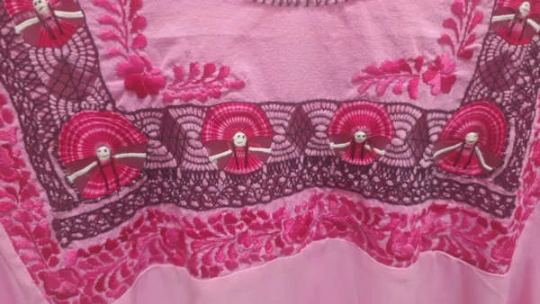 Blusa rosa deshilada muñecas enfrente
