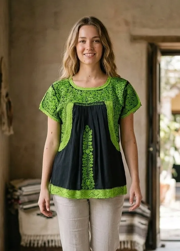 Blusa negra con bordado limón
