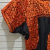 Blusa tela negra con naranja