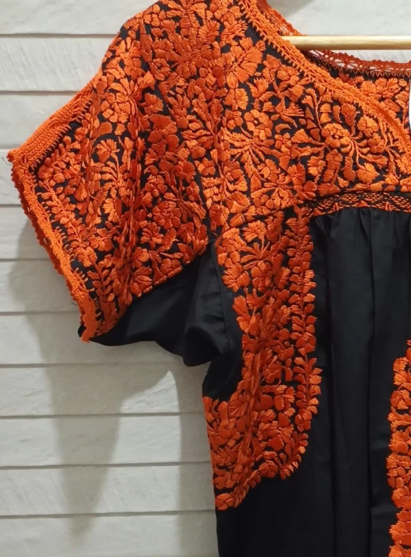 Blusa tela negra con naranja