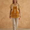 Blusa tela mostaza con deshilado de moños