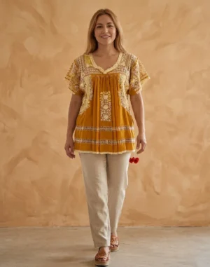 Blusa tela mostaza con deshilado de moños