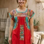 Blusa tela roja bordado con tonos verdes