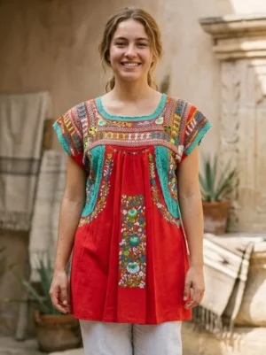 Blusa tela roja bordado con tonos verdes