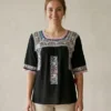 WhatsApp Image 2026-10-13 at 2.50.57 PM Blusa negra danzantes tonos pastel