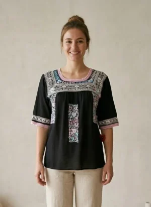 Blusa negra danzantes tonos pastel