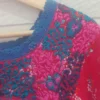 Blusa roja estampada tejido azul rey