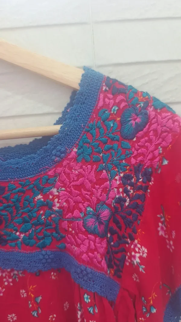 Blusa roja estampada tejido azul rey