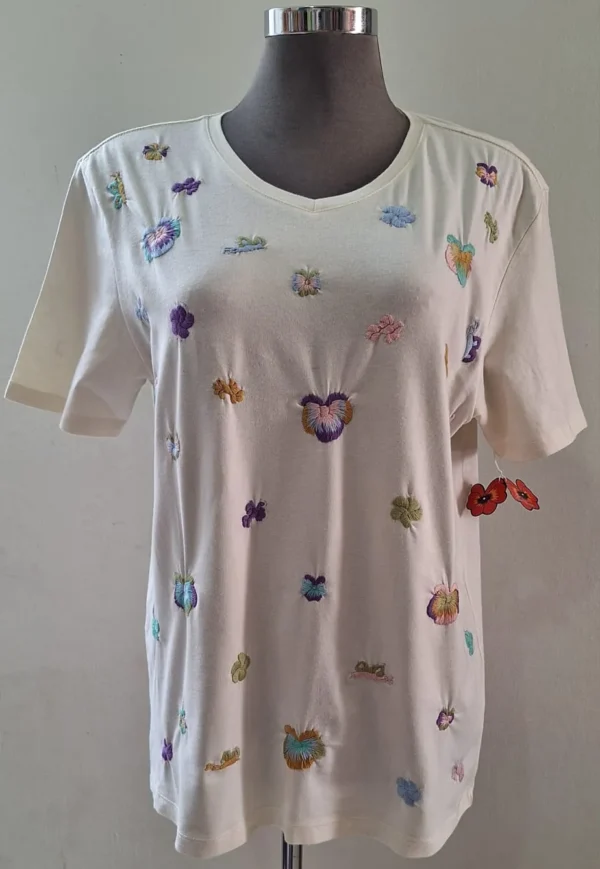 Playera hueso con tonos pasteles