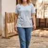 Playera tela azul cielo con tonos pastel