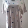 Playera gris plata bordado tonos pastel