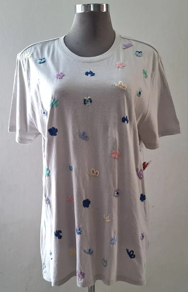 Playera gris plata bordado tonos pastel