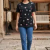 Playera negra bordado pensamientos salteados