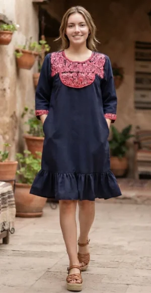 Vestido tela marino con bolsas y holán bordado rosa