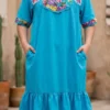 Vestido turquesa bordado colores con holán y bolsas