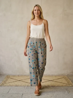 WhatsApp Image 2026-10-13 at 7.29.48 PM Pantalón tela gris bordado tonos azules