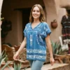 Blusa Artesanal de Pensamientos Matizados con Deshilado y Tejido Fino