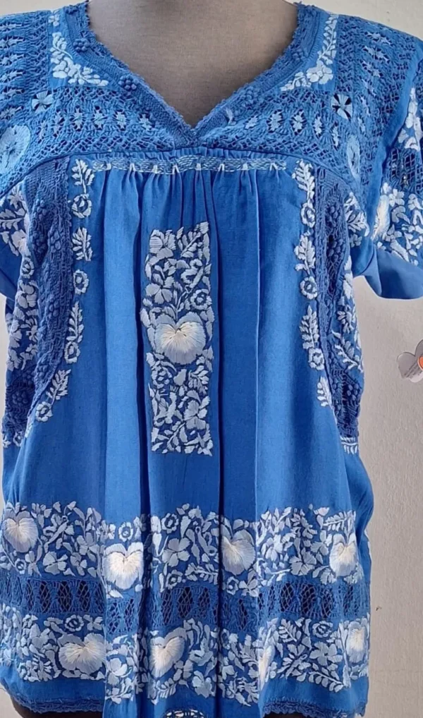 Blusa Artesanal de Pensamientos Matizados con Deshilado y Tejido Fino