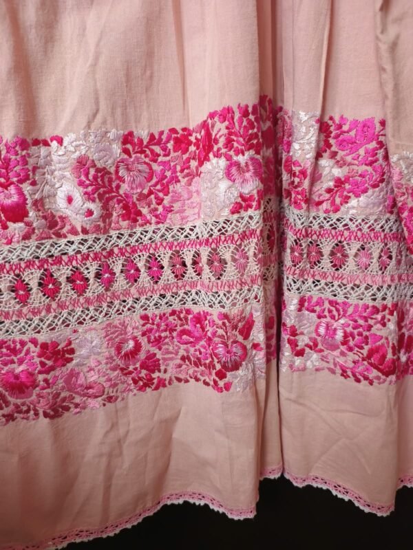 Vestido palo de rosa con deshilado moños y bordado en tonos rosa
