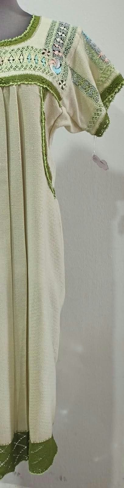 Vestido telar verde tierno deshilado moñitos tejido verde seco