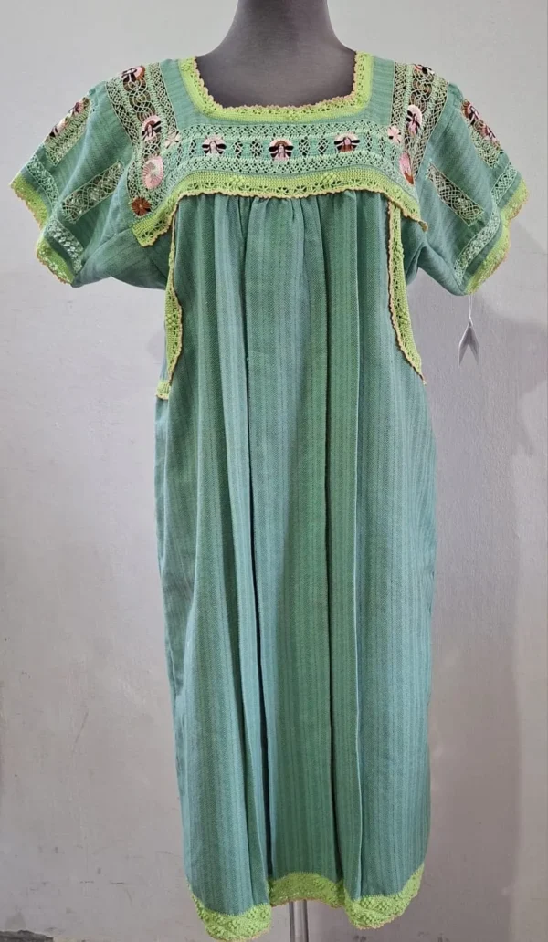 Vestido telar verde deshilado de monas y tejido semilla verde suave