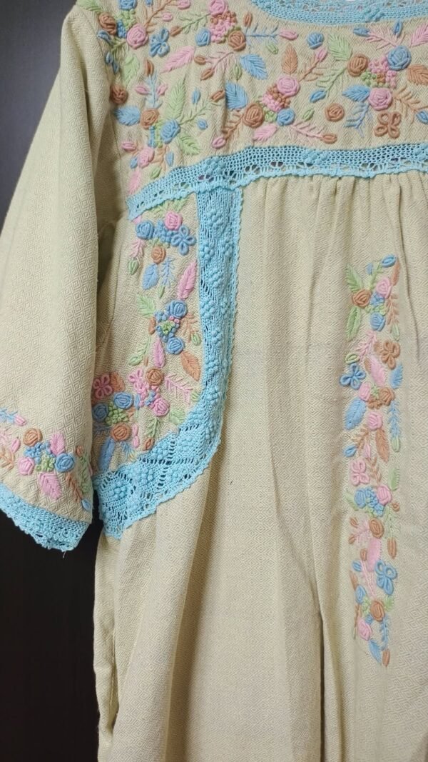 Vestido de telar verde tierno bordado rococo tejido azul cielo