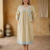 Vestido de telar verde tierno bordado rococo tejido azul cielo