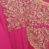 Vestido fucsia bordado beige con holán y bolsas