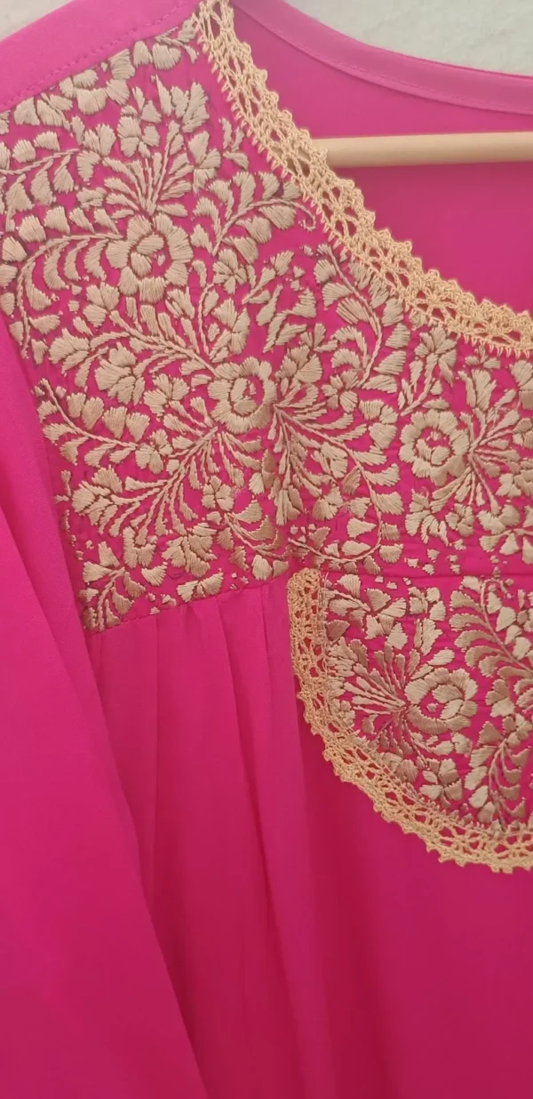Vestido fucsia bordado beige con holán y bolsas