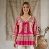 Blusa fucsia deshilada y bordada beige detalles fucsia
