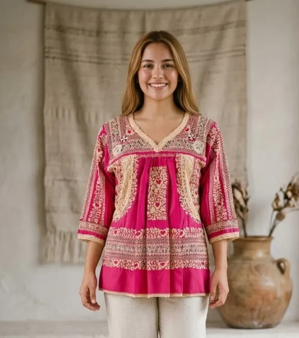Blusa fucsia deshilada y bordada beige detalles fucsia