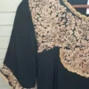 Vestido negro con beige modelo pechera ,holán y bolsas
