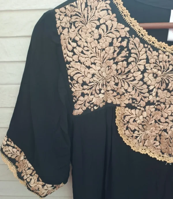 Vestido negro con beige modelo pechera ,holán y bolsas
