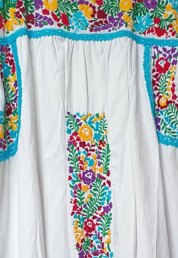 WhatsApp Image 2026-10-14 at 12.51.02 PM Vestido blanco multicolor bordado margaritas ,tejido turquesa