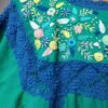 Vestido telar verde jade con bolsas bordado rococo tejido azul rey
