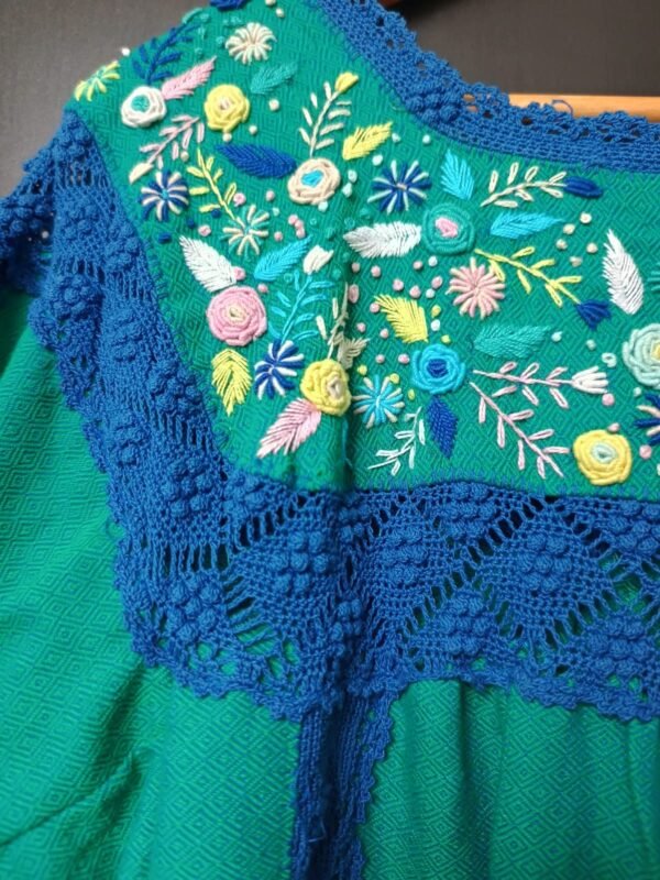Vestido telar verde jade con bolsas bordado rococo tejido azul rey