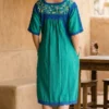 Vestido telar verde jade con bolsas bordado rococo tejido azul rey