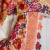 Vestido tela hueso bordado pensamientos tonos rojos y mostazas tejido melón