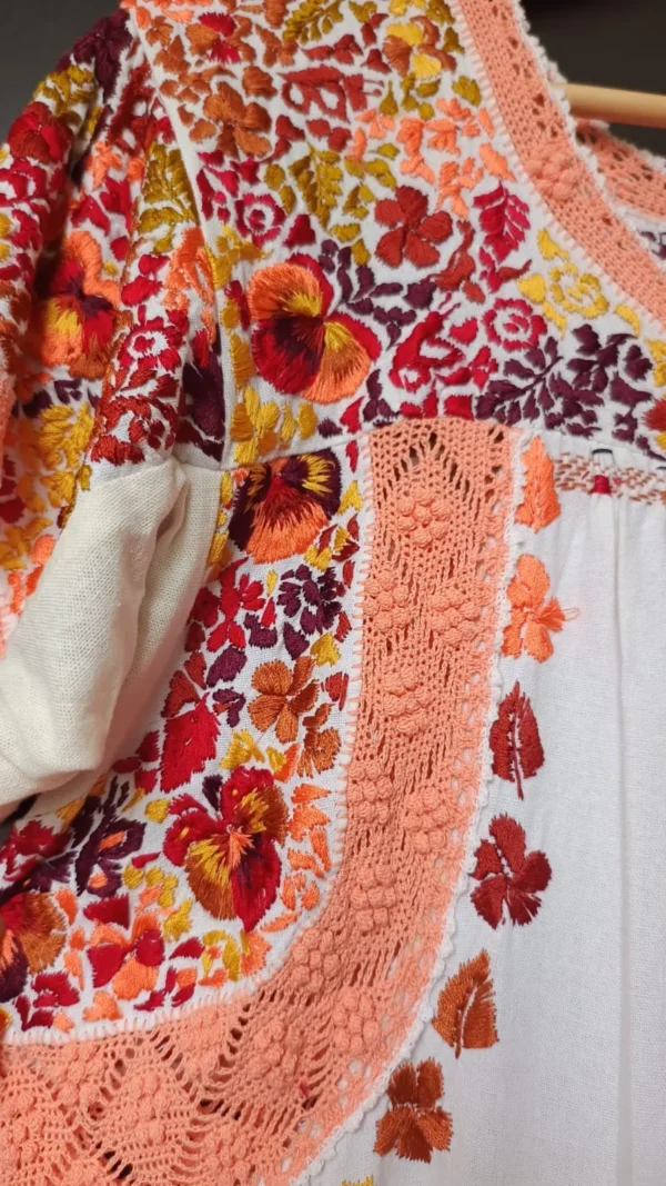 Vestido tela hueso bordado pensamientos tonos rojos y mostazas tejido melón