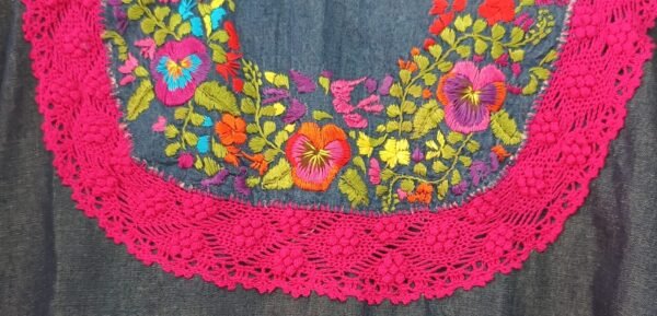 Blusa de mezclilla  bordado en cuello tipo randa