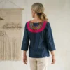 Blusa de mezclilla  bordado en cuello tipo randa
