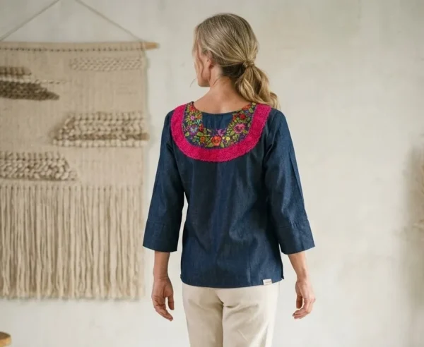 Blusa de mezclilla  bordado en cuello tipo randa